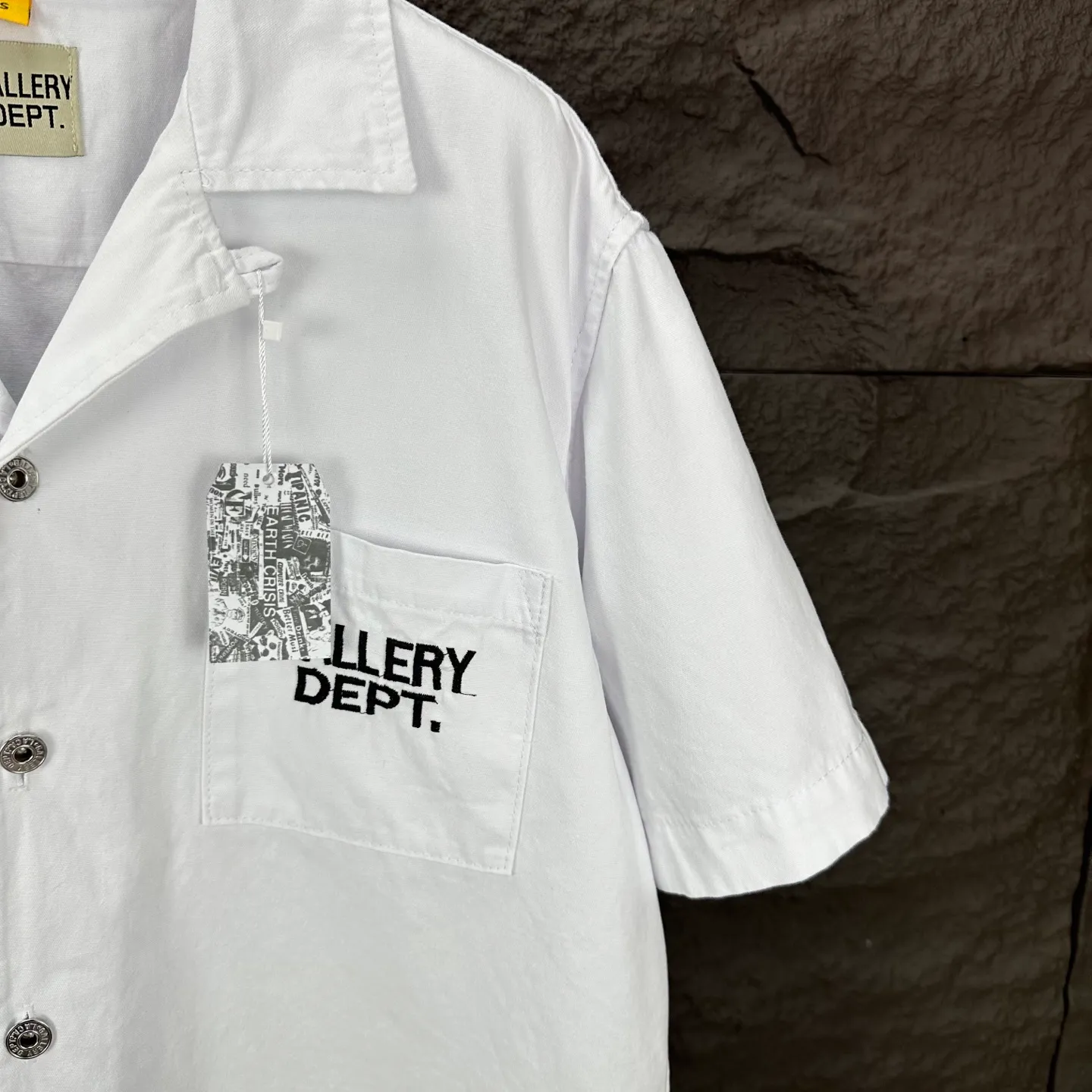 P240 GALLERY DEPT. 2025 new embroidered letter LOGO couple style loose denim short-sleeved shirt 🔥High version🔥High version🔥 Original customized denim fabric, the same high-end denim fabric as the Internet celebrity star, simple and loose version with multiple embroidered letter LOGO designs, very high-end and stylish! The fabric feels very comfortable, and it’s a denim short-sleeved shirt that’s super versatile and looks great! ! Complete with three standards, same style for men and women 👫A must-have item for everyone Color: yellow, white Size: S-XL